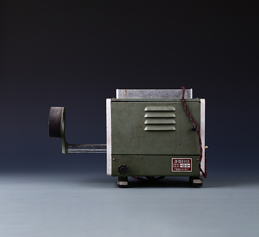  p>现代70-135型幻灯机 /p> p>时代:20世纪60年代 /p> p>尺寸:长22cm
