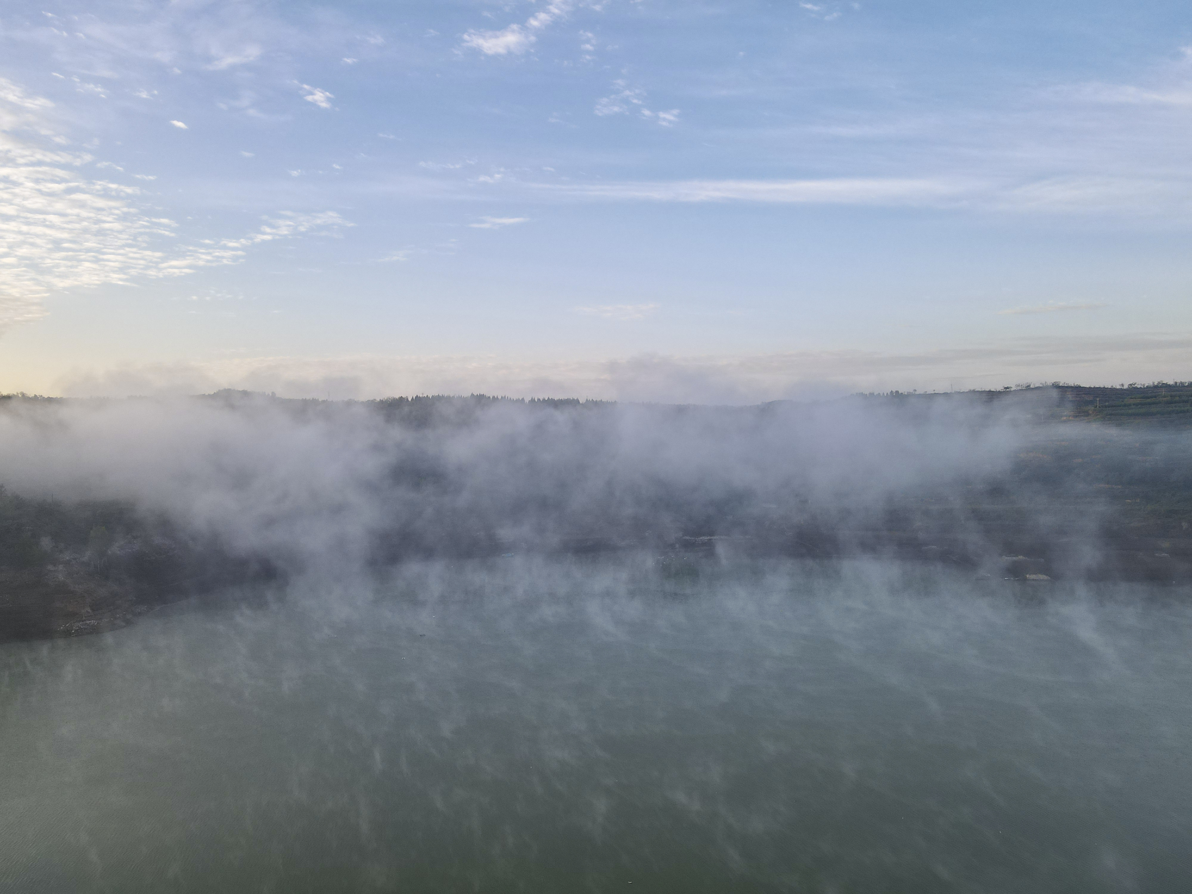 面上蒸发的水汽遇冷凝结为小水珠,形成一层雾气后笼罩水面的自然现象