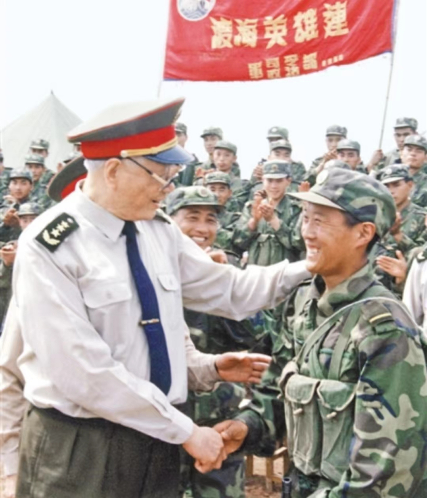 1994年4月，张震同志看望解放军某部“渡海英雄连”官兵