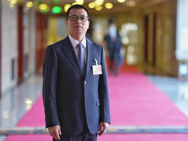 现任北京市人大代表,昌平区阳坊镇四家庄村党支部书记,村委会主任