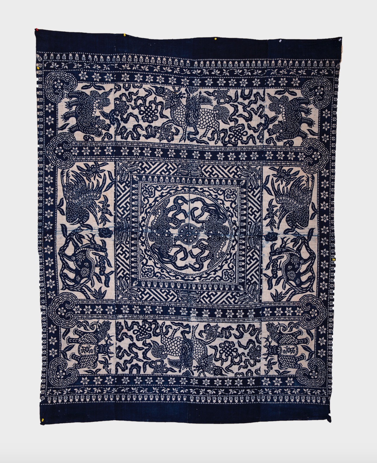  p>《麒麟送子》为湖北天门地区的蓝印花布被面,是湖北美术学院教授张