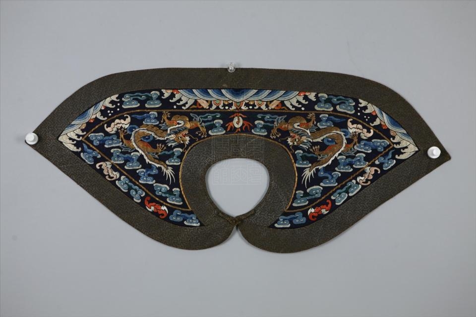 清蓝缎绣花披领