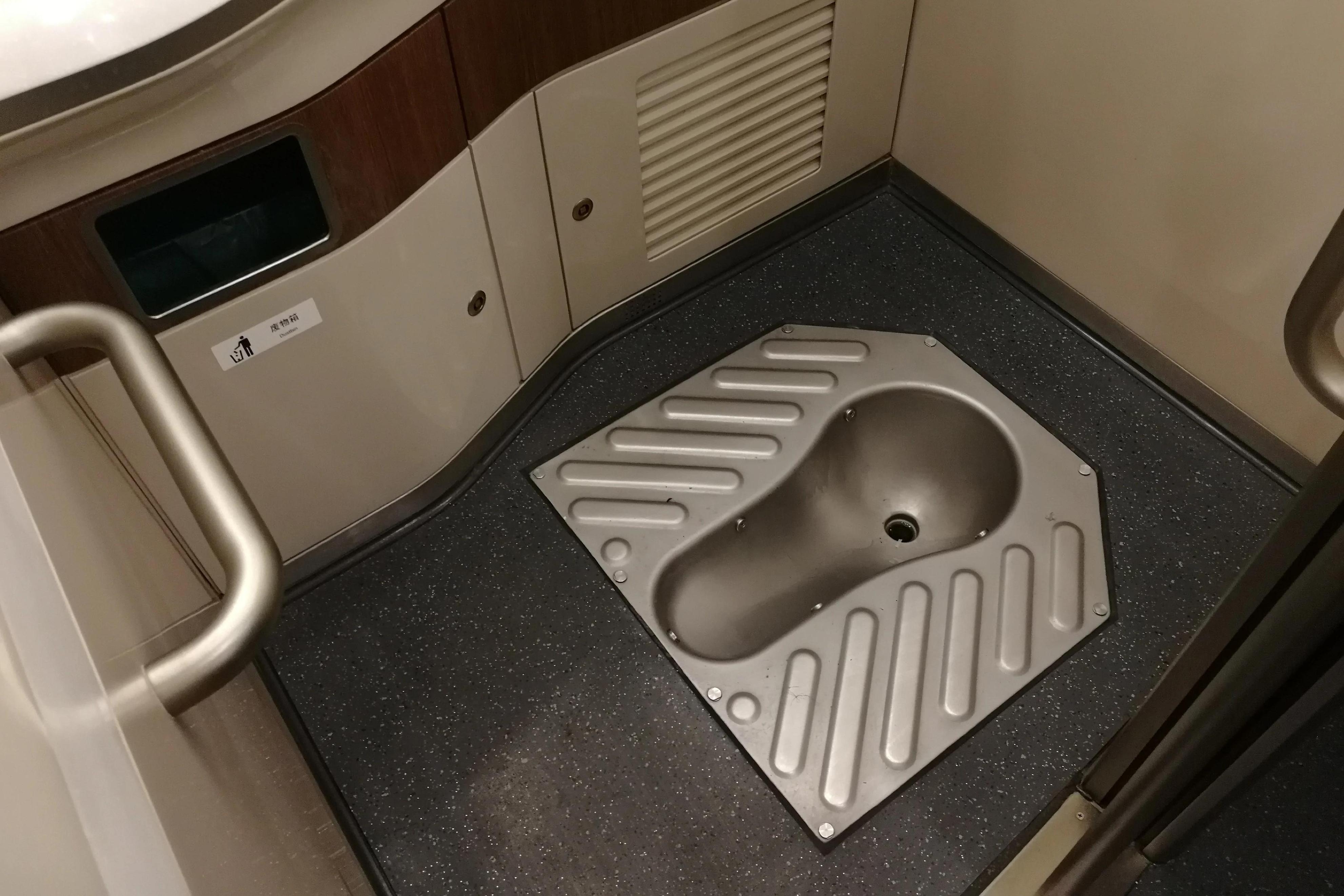 真空厕所是厕所的一种,通过冲厕系统产生的气压差,以气吸形式把便器内