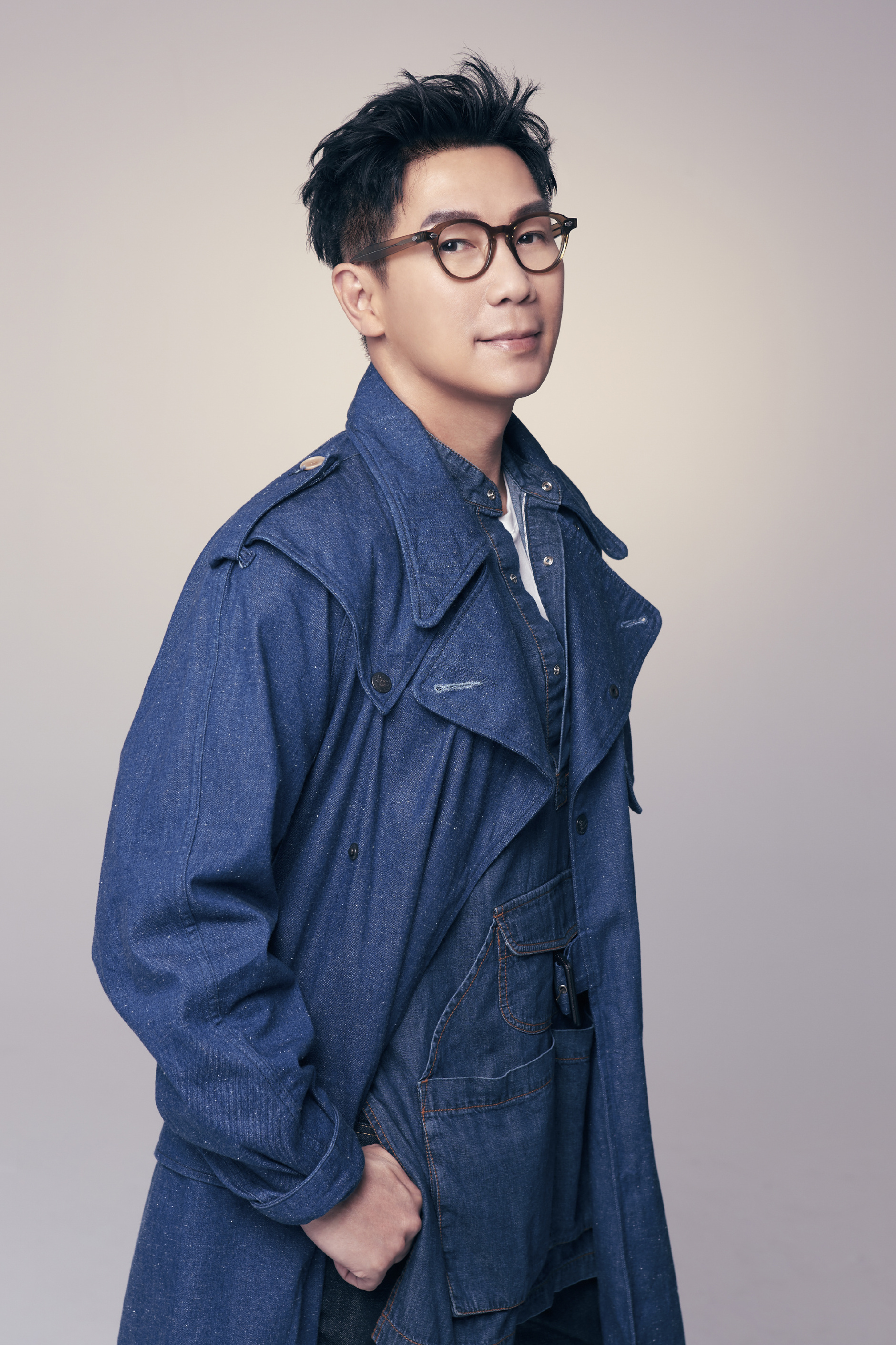 祖籍中国广东揭阳,华语流行乐男歌手,演员