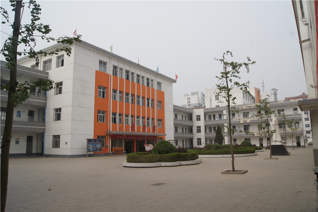  p>襄垣三中位于襄垣县城新建东街18号,占地4.3万平方米,建筑面积2.