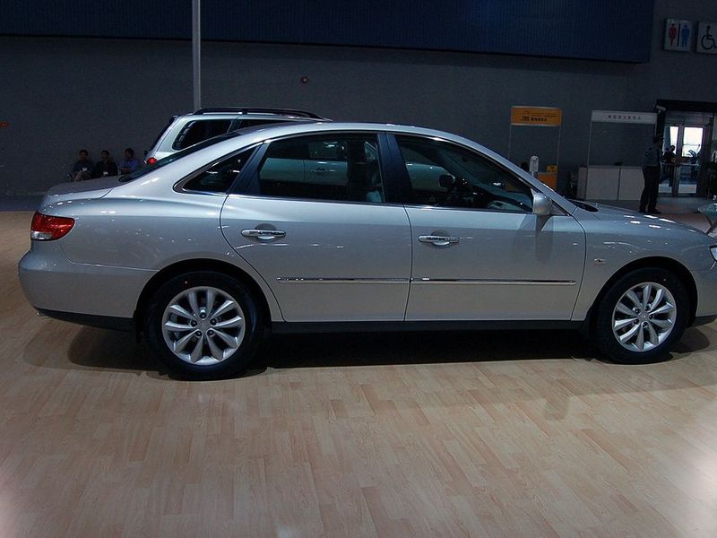  p>雅尊是韩国现代公司推出的前轮驱动模式高级轿车,从1986年开始生产