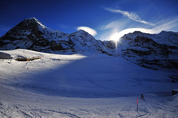  p>少女峰(jungfrau)是位于瑞士伯尔尼高地, a href="#" data-lemmaid