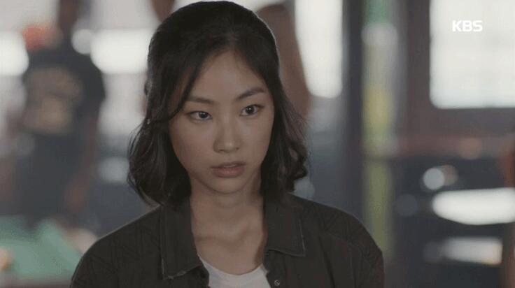 女,韩剧《 a target="_blank" href="/item/太阳的后裔/13986326"