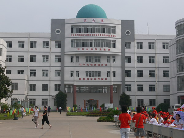 blank" href="/item/湖北省天门杭州华泰中学/2419168