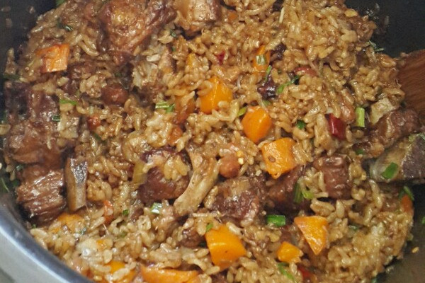  p>排骨手抓饭是一道家常菜肴,不含防腐剂,制作难度一般,飘香美味