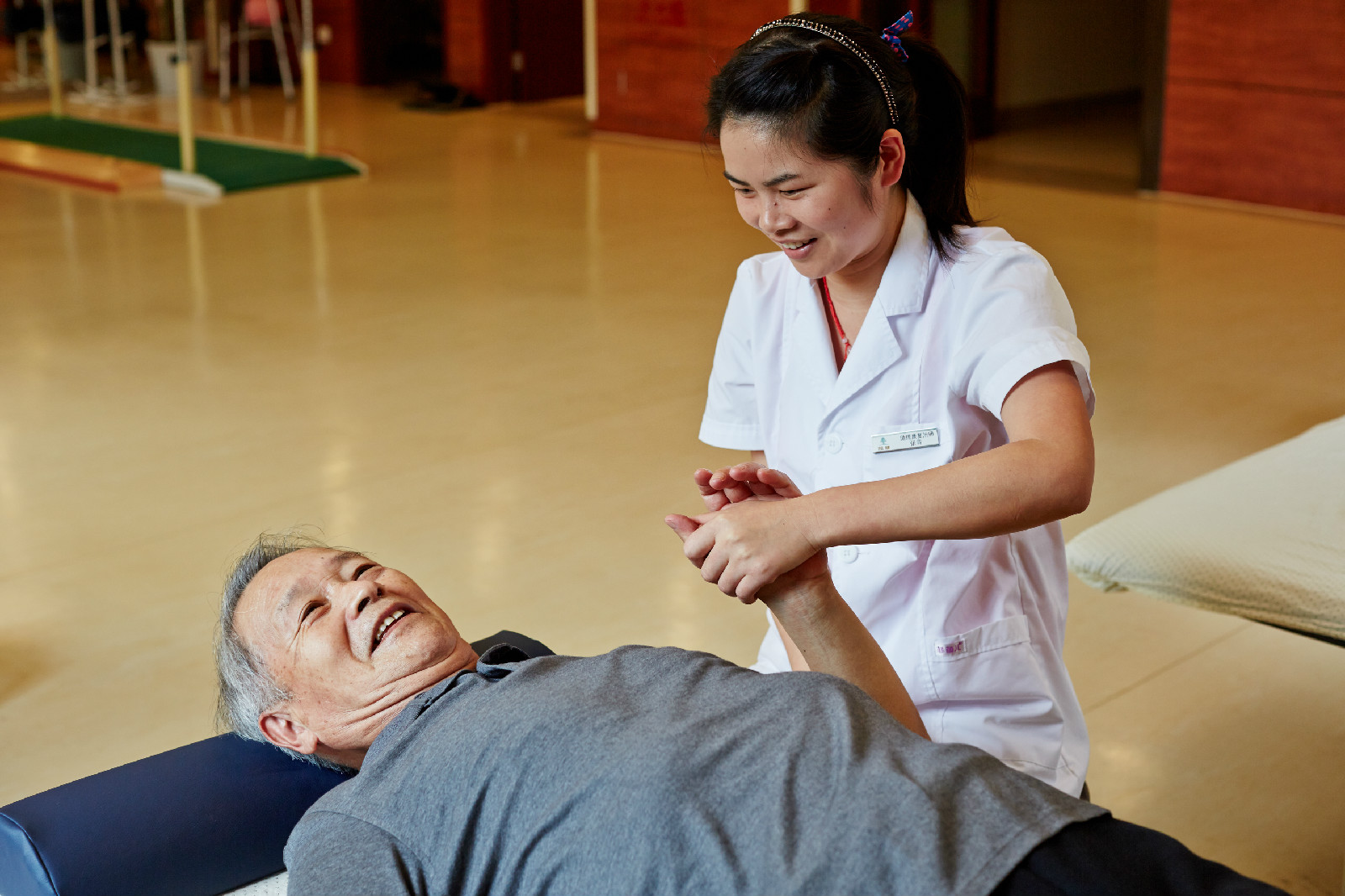 为老人提供舒适的家庭式生活环境,同时兼顾老人对医疗护理