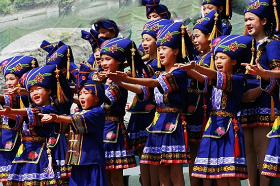  p data-id="gnapti035s">壮族人民向来以能歌善舞而著称.