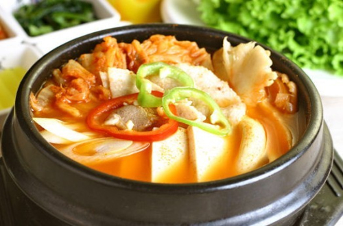 p>石锅泡菜汤是一道以韩国泡菜,豆腐为主料制作的菜品. /p>