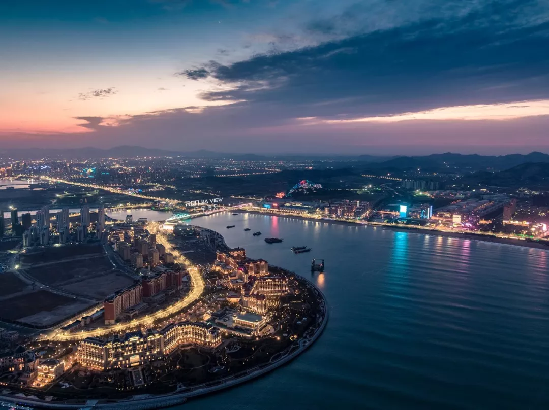 ="_blank" href="/item/胶南">胶南 /a>市区东部,胶南市开发区内,北依