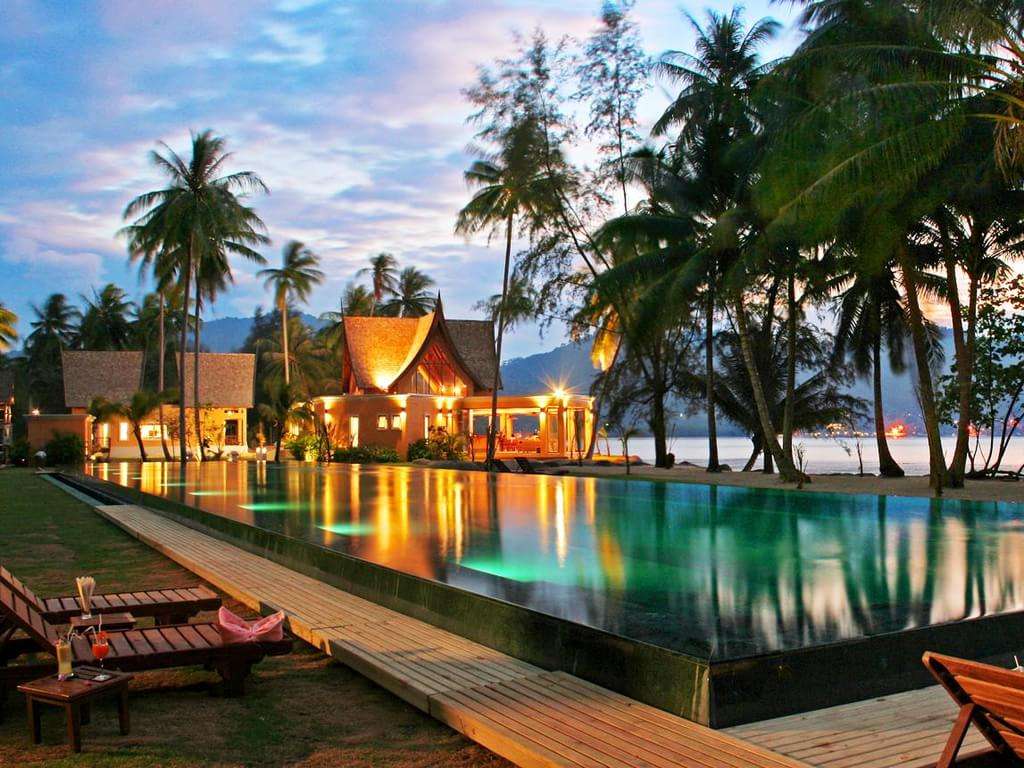  p>在国外流行的resort,中文解释"度假村",意为提供一个亲近大自然的