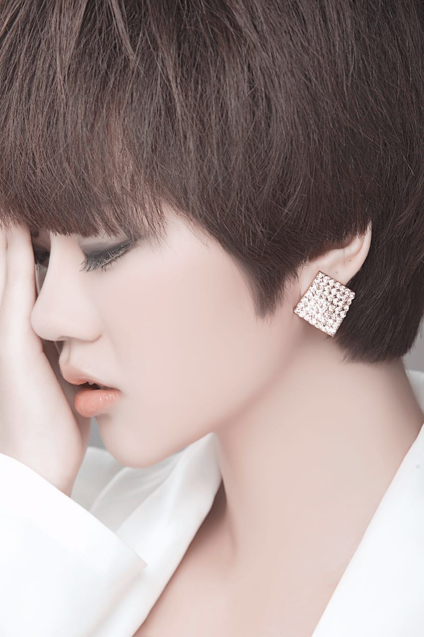  p>任盈盈,内地 a target="_blank" href="/item/歌手/16693" data