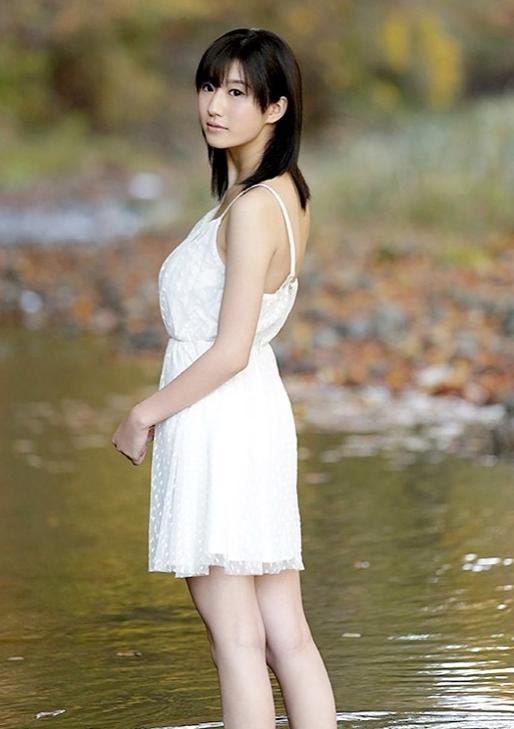  p>美竹铃(美竹すず)是一个在e-body公司2015出道