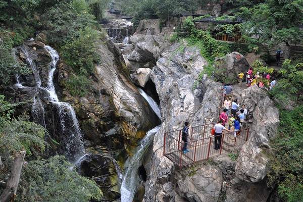  p>高冠瀑布景区位于西安市 a target="_blank" href="/item/鄠邑区