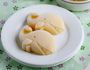 食材有黄桃.奶油,牛奶,糯米粉,白糖. /p>