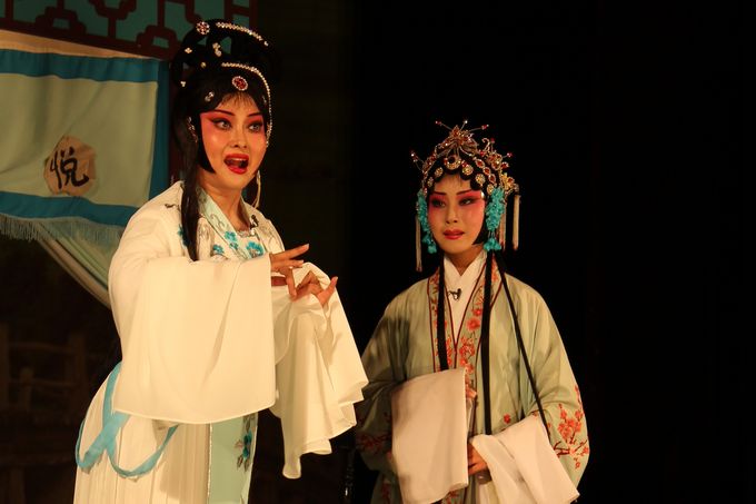 《泪洒相思地》是1942年上映的中国大陆剧情电影,由 a target="_blank