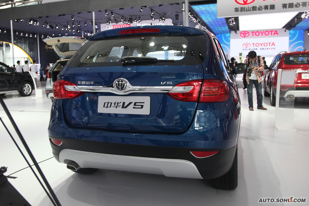  p>中华v5是中华汽车推出的首款suv车型,车头线条圆润,前保险杠非常