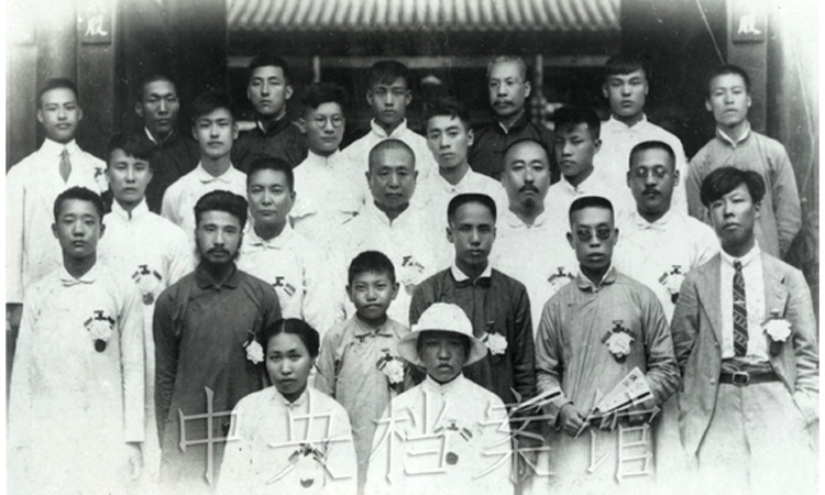 女,又名郑漱六,1897年生于江苏扬州,毕业于直隶女师,觉悟社人物