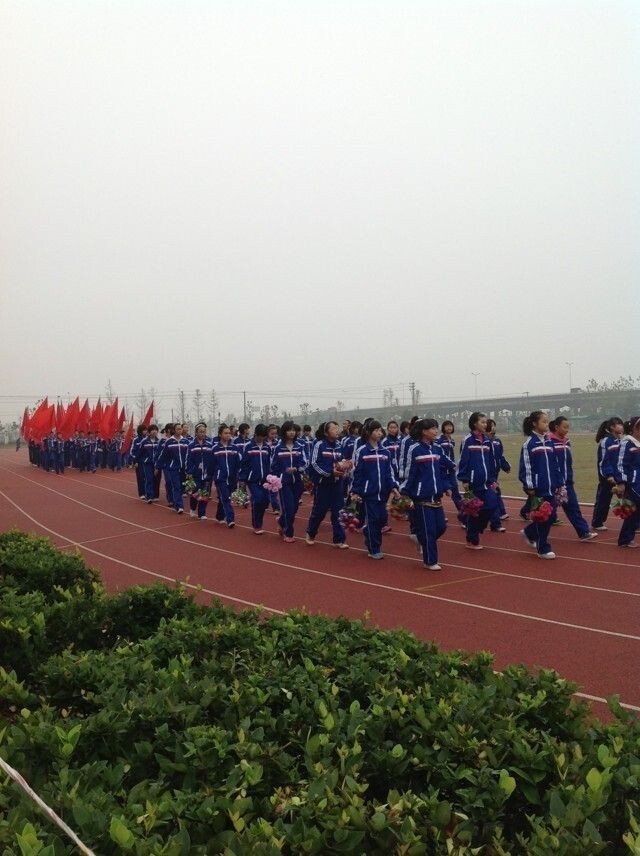  p>龙游县第三中学始建于1997年,新校园位于龙游县城西九里立交桥,是