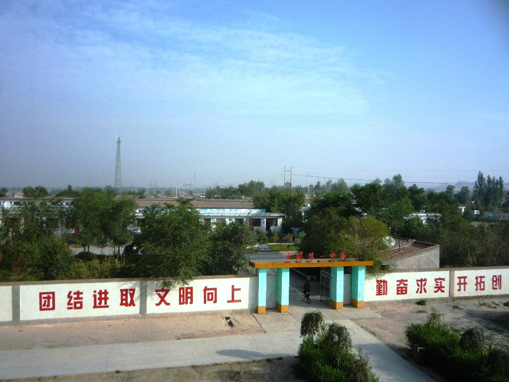  p>大同镇第一初级中学原名"大同乡农职业中学",建于一九六五年,一