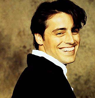  p>《乔伊》(英文: i>joey /i>)是一套由美国全国广播公司出品的电视