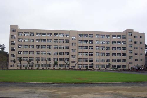  p>郴州苏仙中学位于郴州市苏仙南路 40号,坐落于被称为"天下第十八