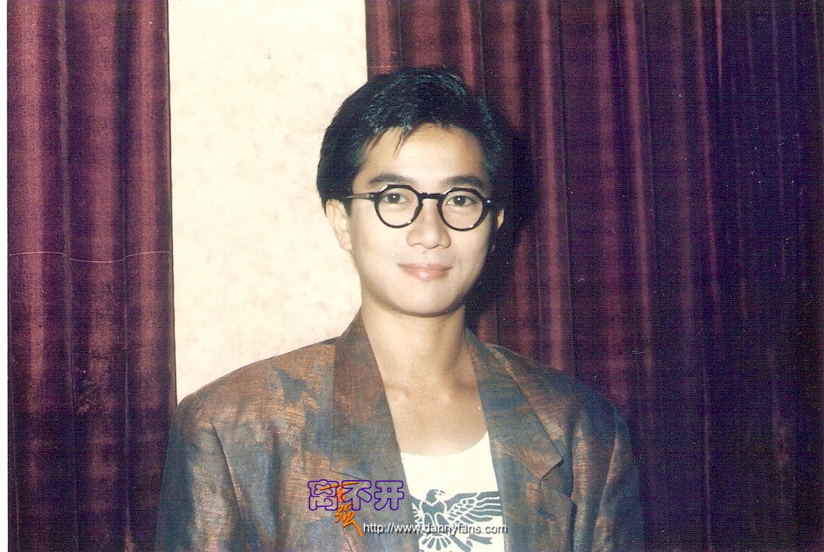 出生于香港,祖籍广东省台山市,毕业于圣保罗男女中学,中国香港男歌手