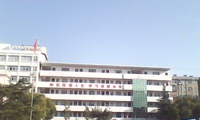  p>黄州西湖中学是2000年由黄冈幼师改制而成的一所全日制完全中学.