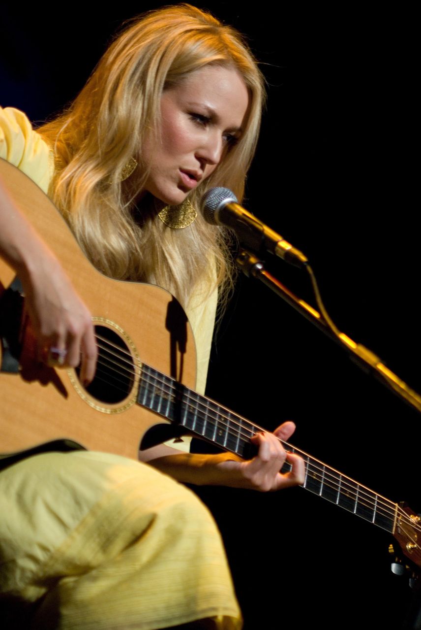 原名jewel kilcher /i>),1974年5月23日出生于美国犹他州,美国女歌手