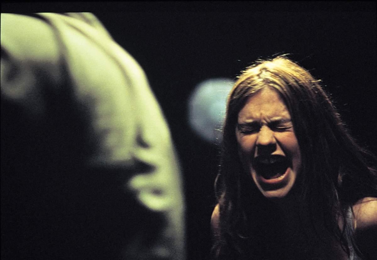 这里的黑暗角落,等待了很多年,某一天一个小姑娘随同家人搬进这座宅子