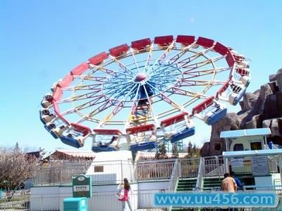  p data-id="ta0c8dthqbhl">意大利飞毯是一种大型游乐设施,可供多人