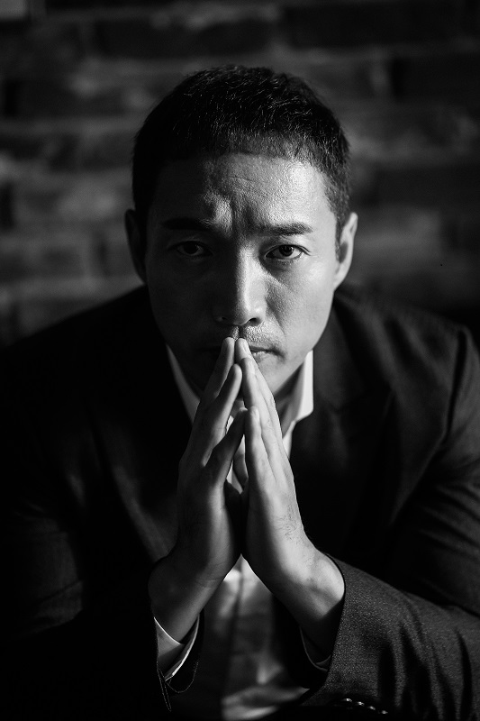 tjbq6">李易祥,1973年6月19日出生于河南省郑州市,中国内地影视男演员