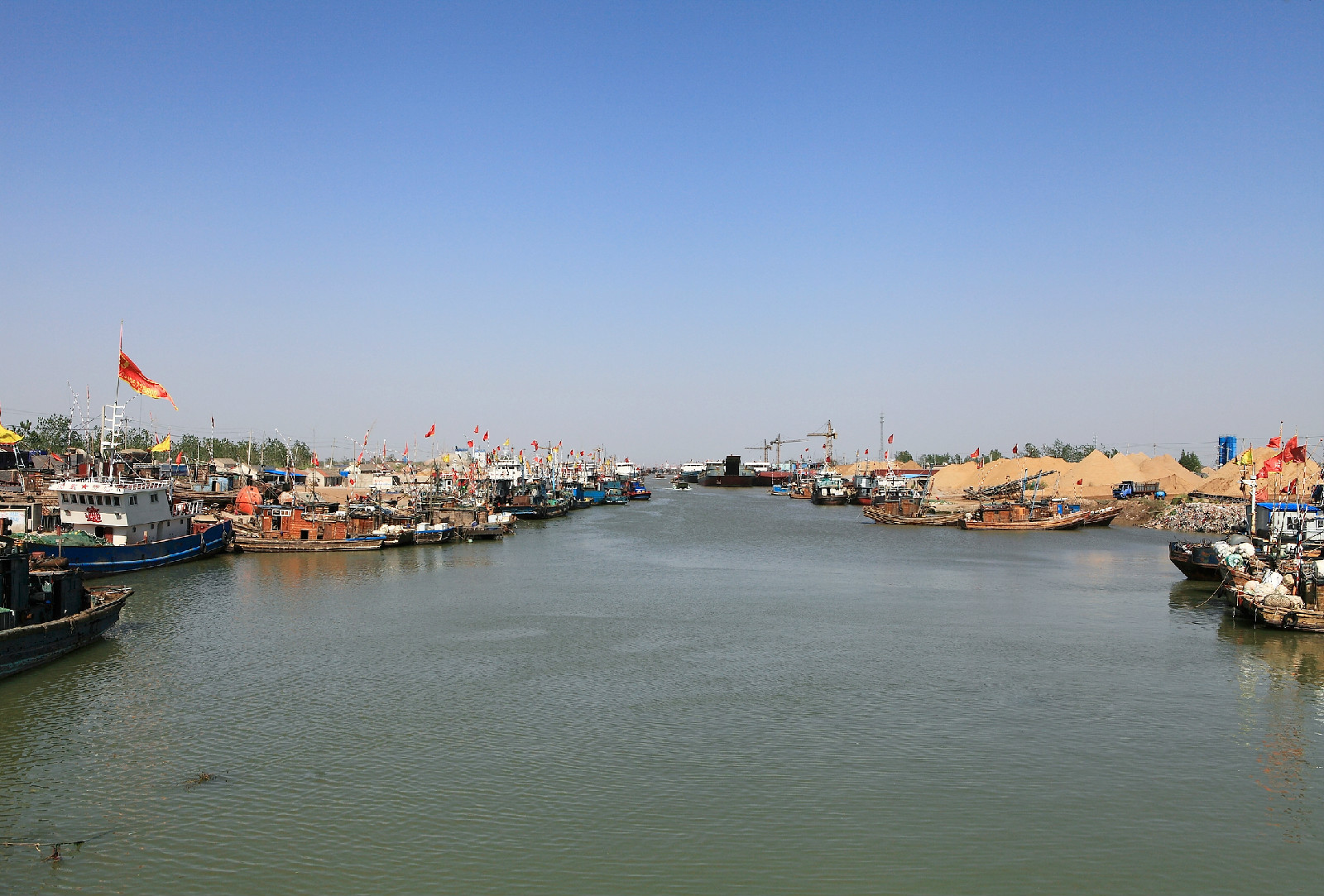  p>滨海港镇,隶属于江苏省盐城市滨海县,地处 a target="_blank" href