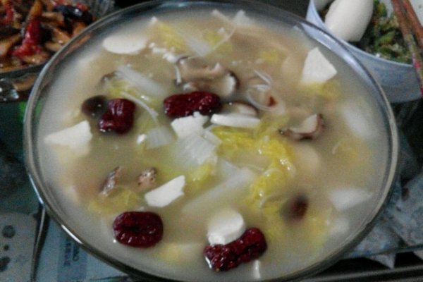  p>浓汤烩三鲜是一道广东的传统名菜,属于粤菜系.