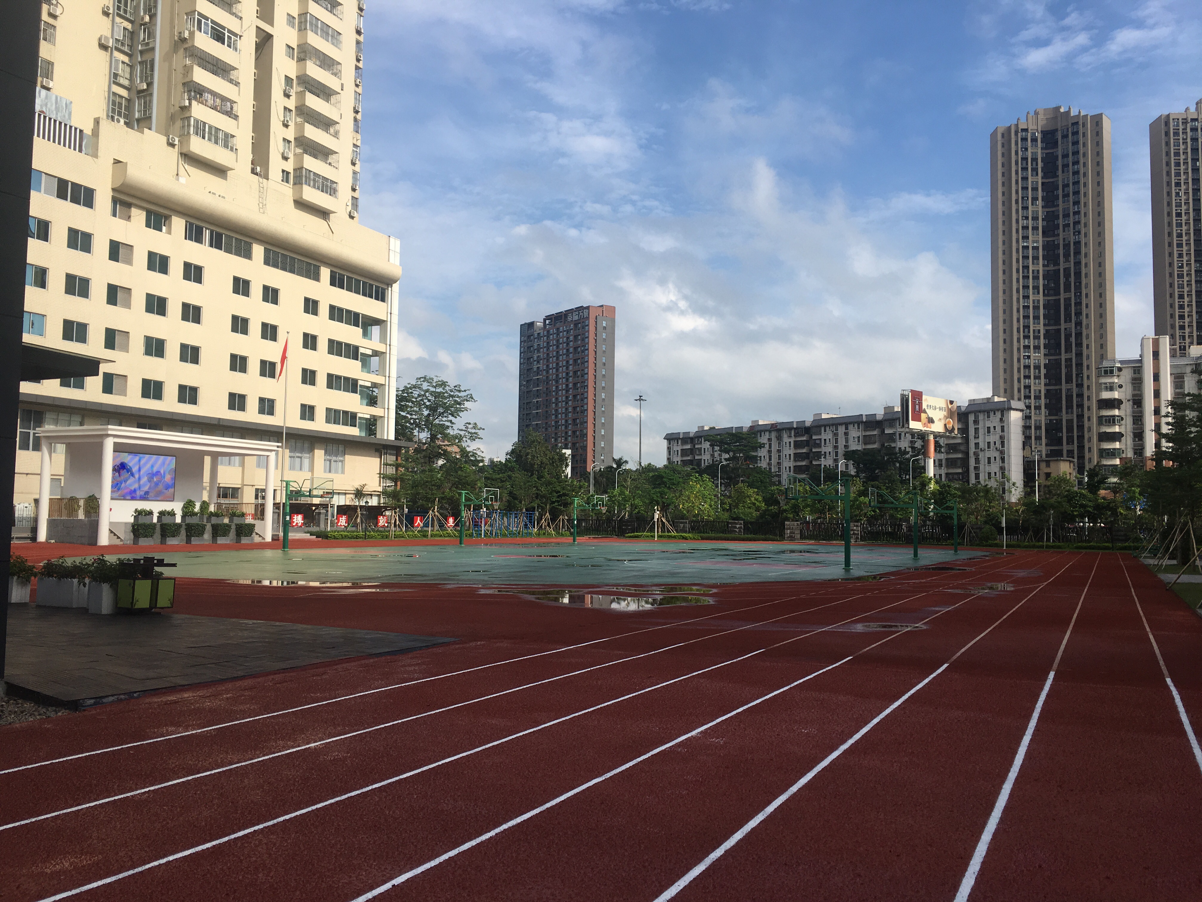  p>深圳市罗湖高级中学是 a href="#" data-lemmaid="629446">罗湖区 