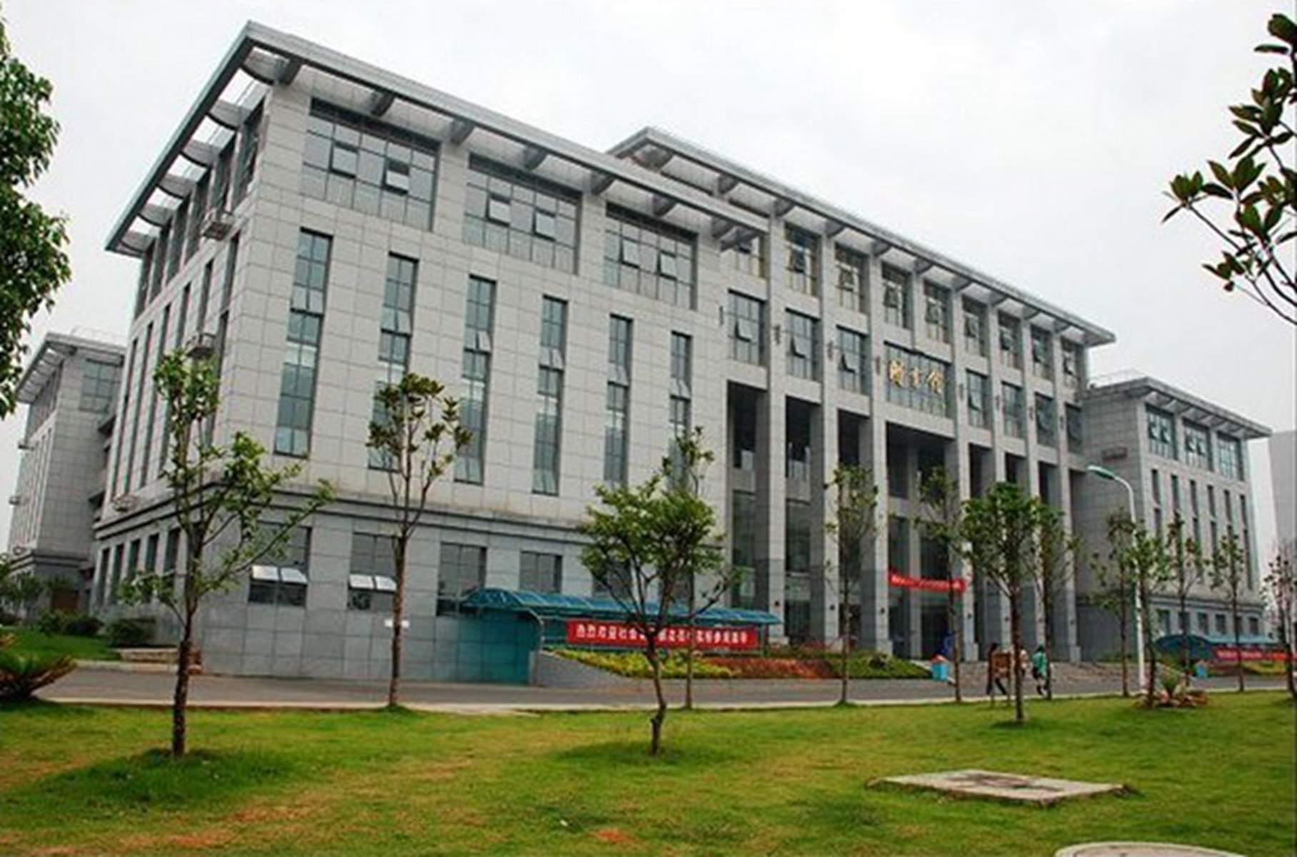  p>湖南警察学院是一所培养警务人才的全日制普通高等本科院校,是湖南