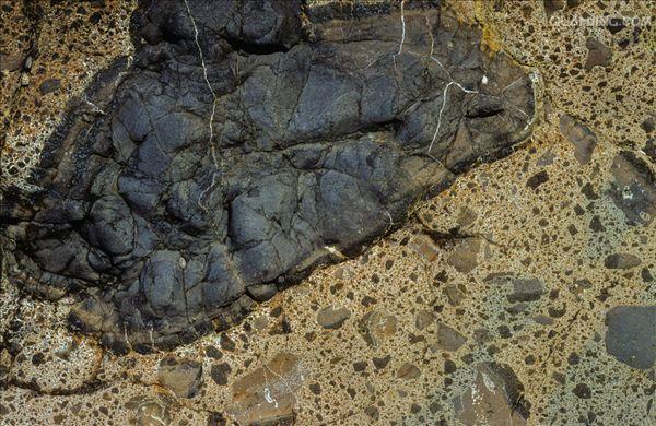  p>火山角砾岩是由火山作用形成的棱角状和次棱角状砾石含量&gt