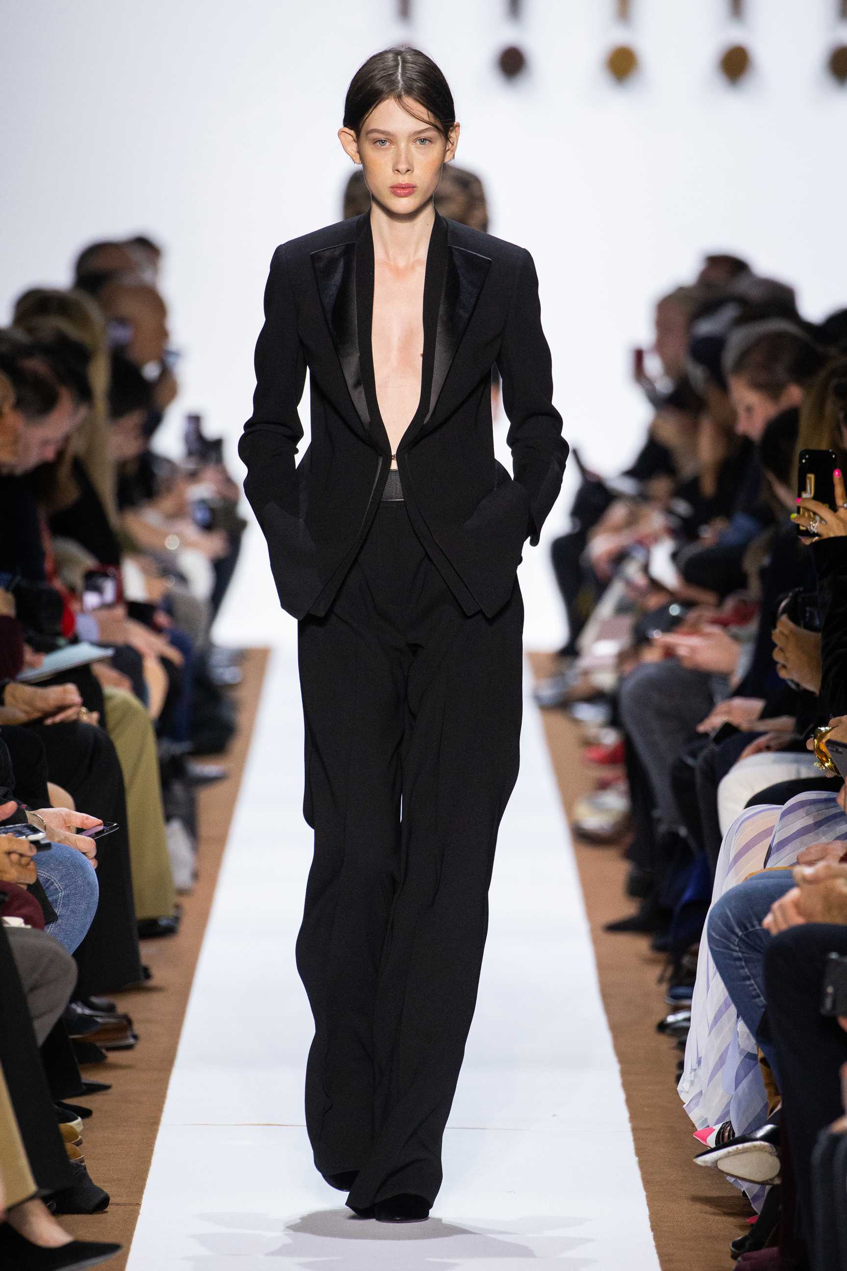 lemmaid="131482">瑞士 /a>一家族企业,是拥有80年制衣经验的服装品牌