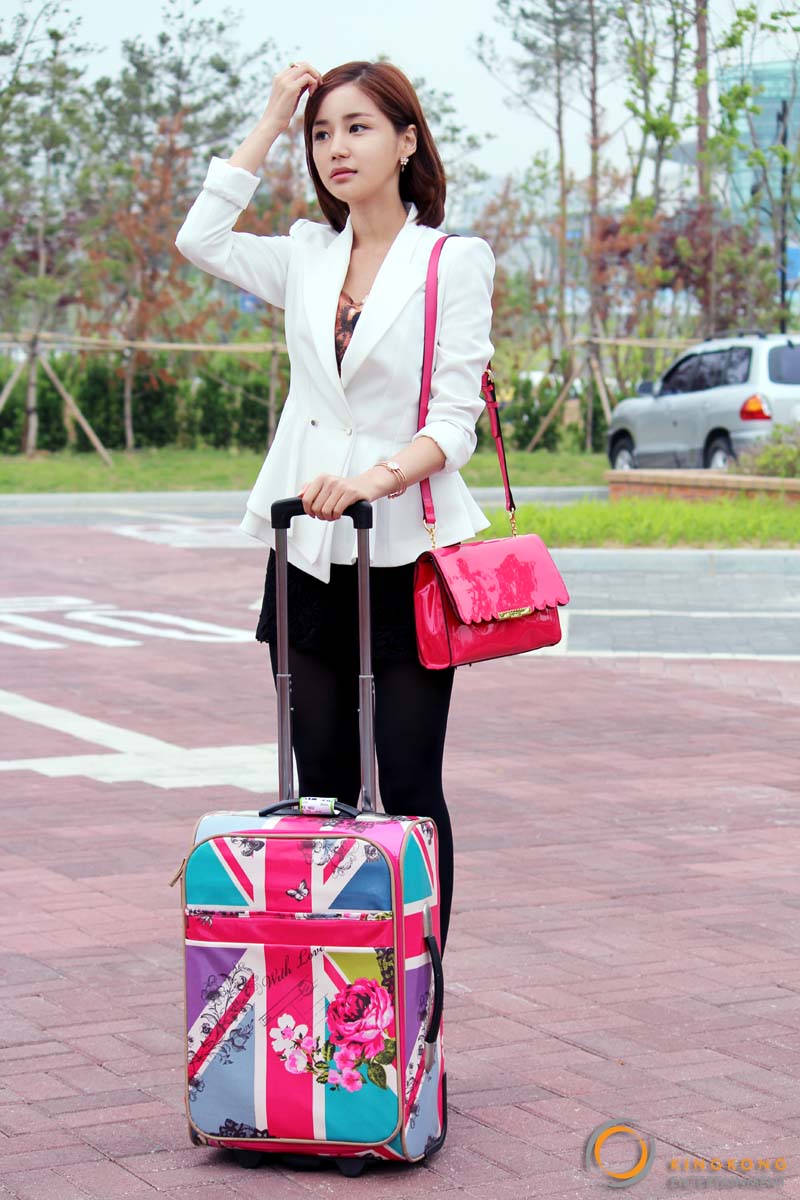  p>尹真伊(yoon ji ni),1990年7月27日出生于韩国大田广域市,毕业于 a