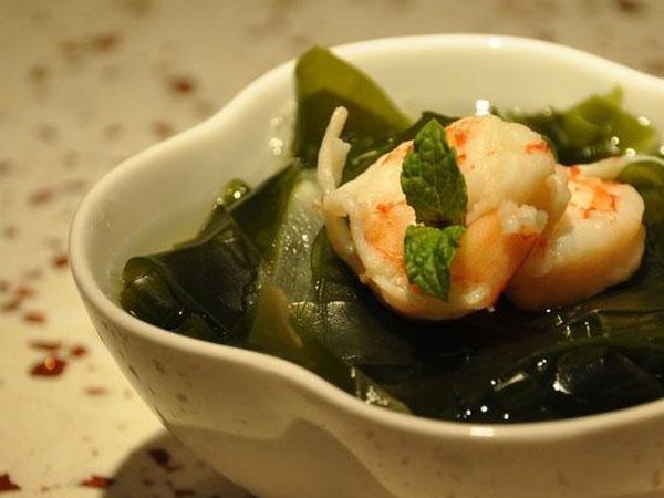  p>虾仁海带汤是一道菜品,主料为海带和虾. /p>