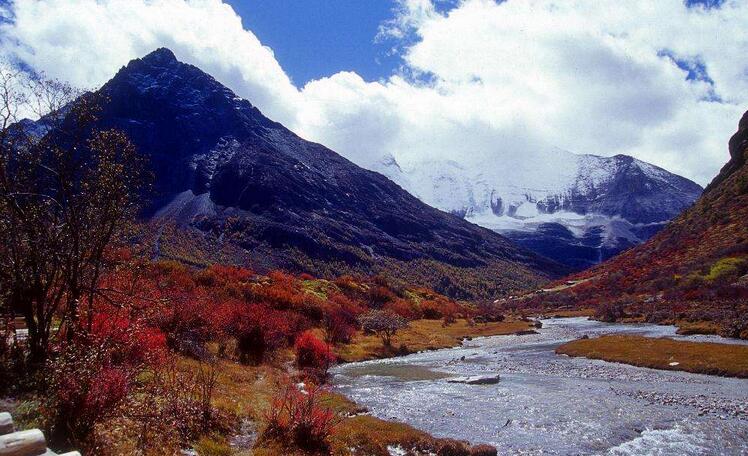  p>巴姆七湖景区位于乡城县城以东的群山之中.