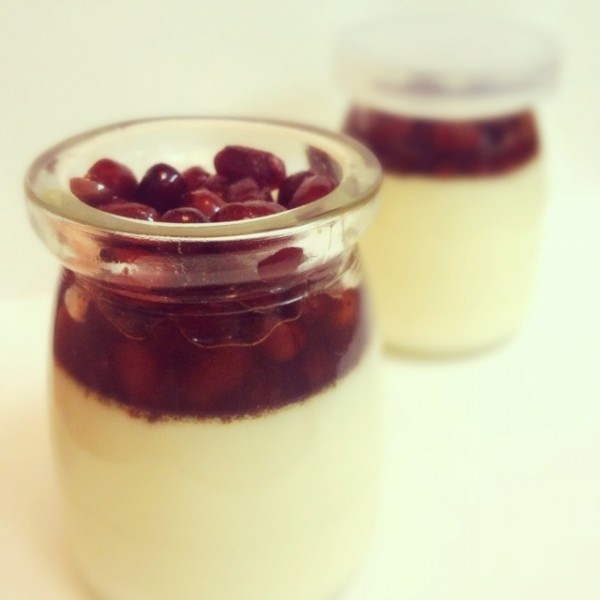  p data-id="gn2lylupb0">红豆布丁是以牛奶,鸡蛋,白砂糖为主要材料的