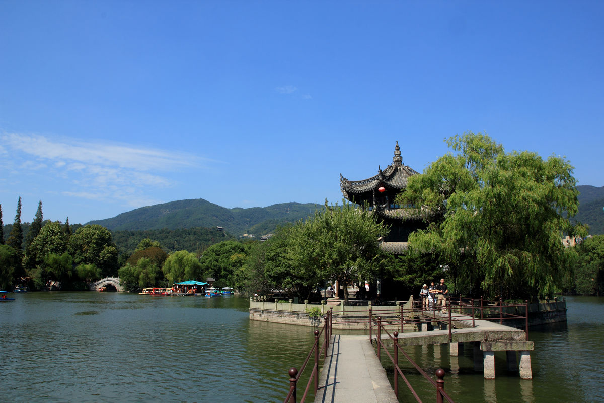  p>深圳市东湖公园原名"水库公园",位于深圳市东部,东连 a target="