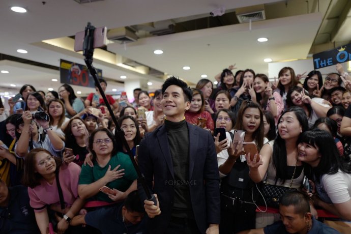 at (全名:pope thanavat vattanaputi)1982年12月27日出生于泰国曼谷