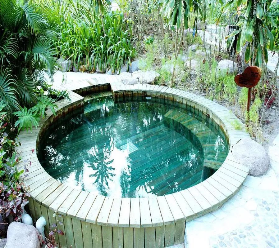  p>蓝洋温泉位于海南省 a target="_blank" href="/item/儋州市