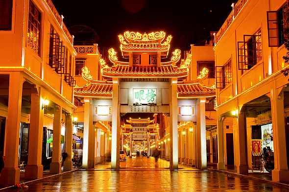  p>潮州牌坊街位于古城中心,是集非物质文化遗产,传统工艺,特色小吃等